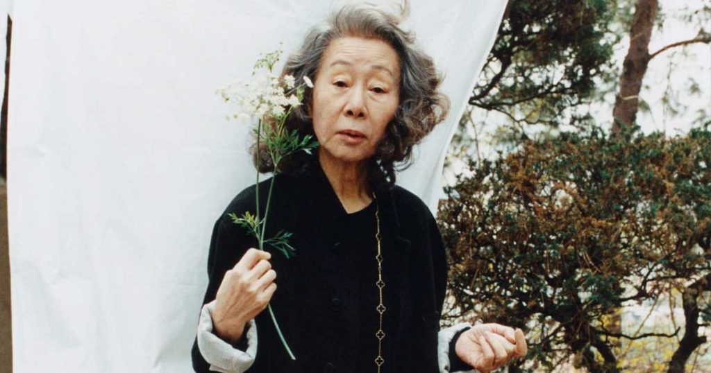 youn-yuh-jung-menang-sag-awards-2021-best-actress-supporting-roles