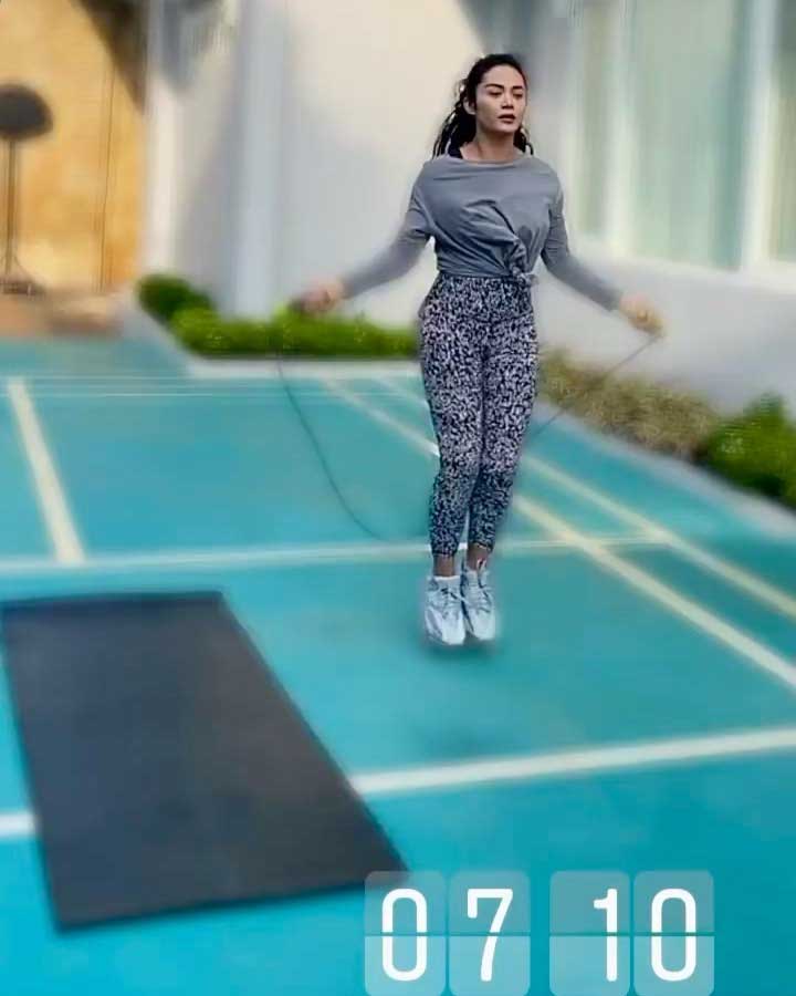 krisdayanti-olahraga-skipping