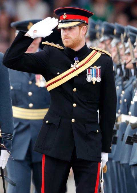 1-pangeran-harry-seragam-militer