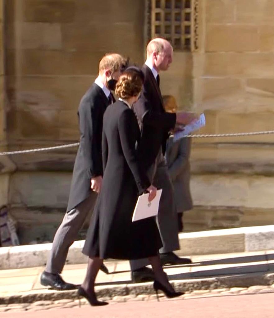 Harry, Kate n William jalan bareng meninggalkan kapel St George seusai prosesi pemakaman Pangeran Philip. Kali pertama mereka bersama dlm setah FHun terakhir. Tampak Kate n Harry berbincang akrab sepulang dri kapel St George Sabtu siang (waktu London) td