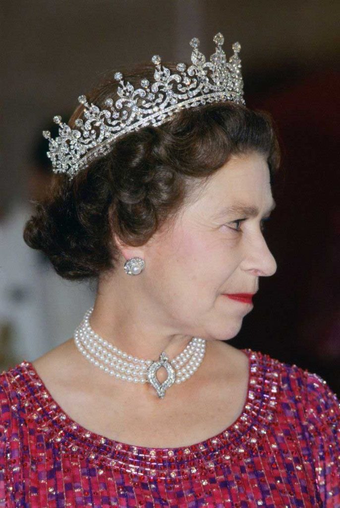 ratu-elizabeth-dengan-kalung-yang-sam-apdipakai-Kate--Middleton