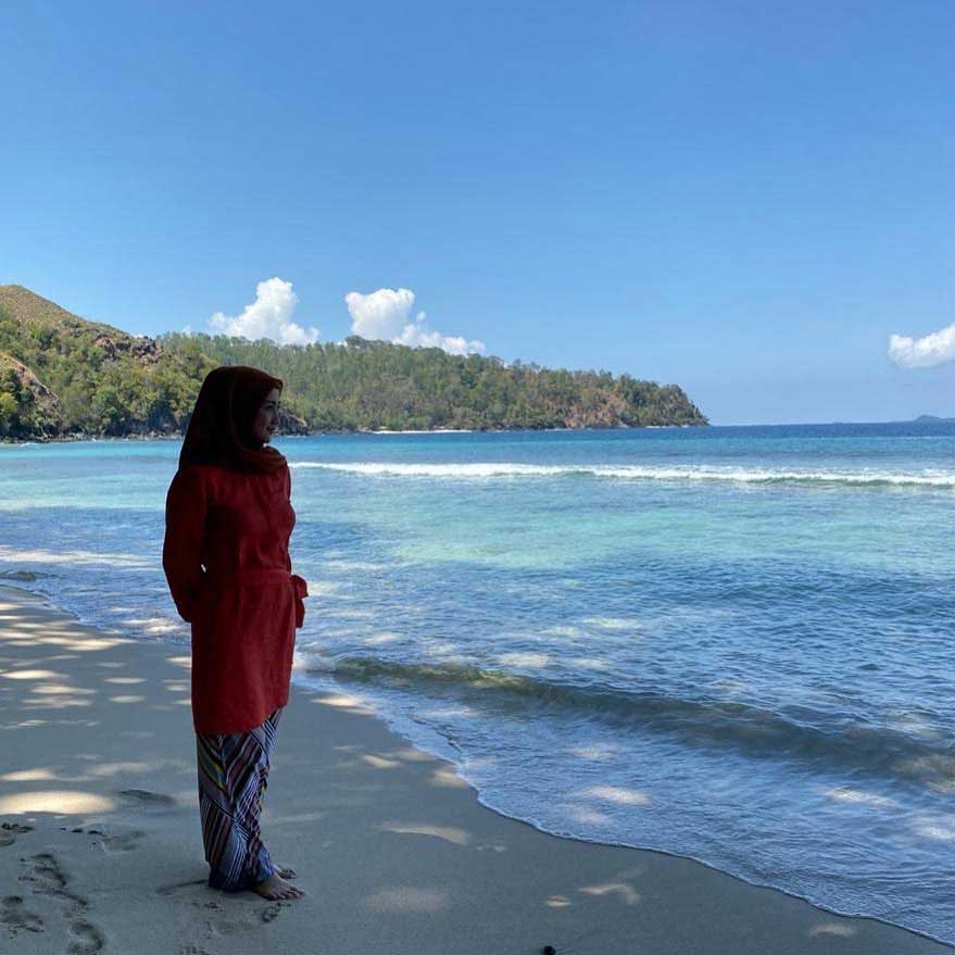 outfit desy ratnasari saat-berlibur di kupang