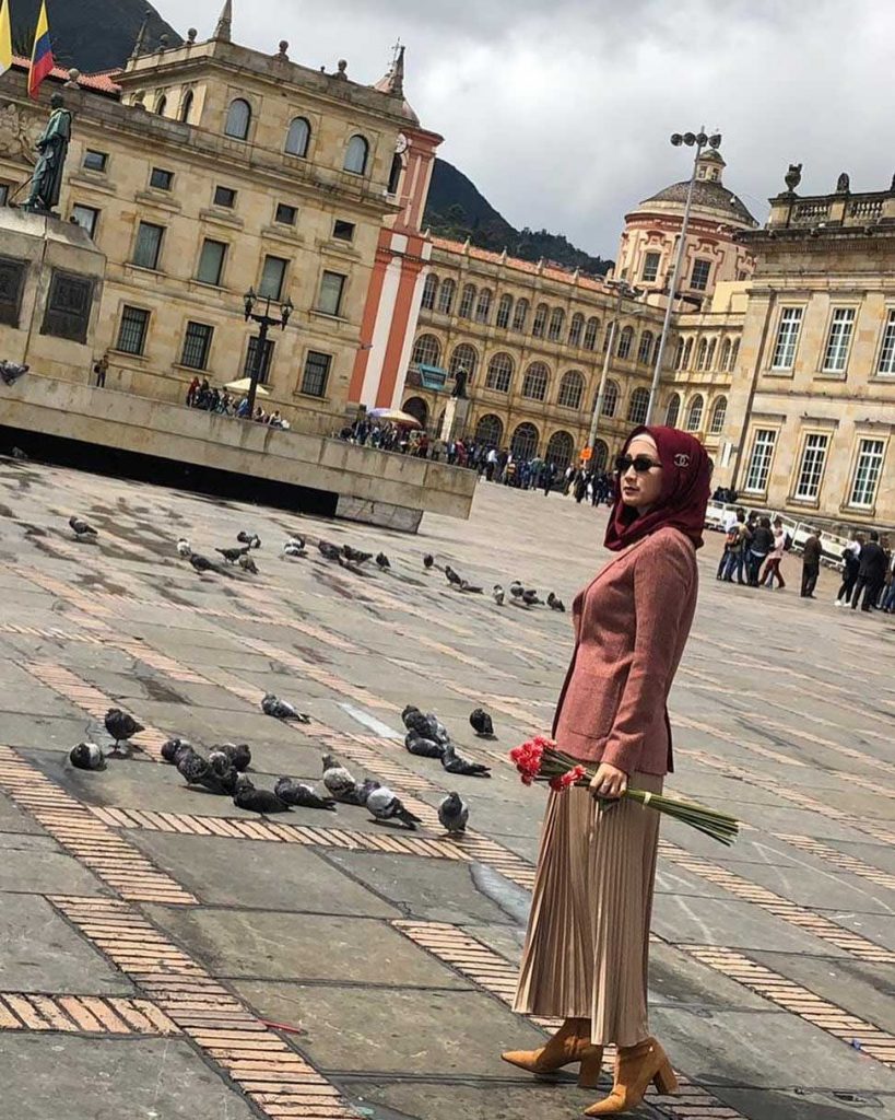 penampilan gaya desy ratnasari cantik awet muda